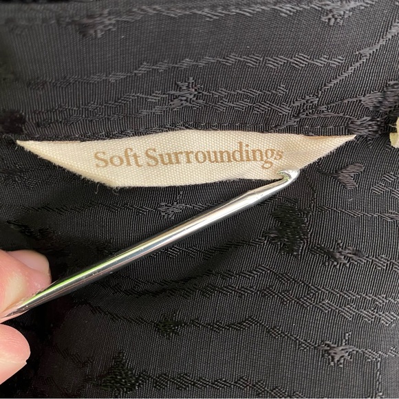 Soft Surrounding Silky Jacquard Pin Tuck Blouse Black Long Sleeve Womens Size L - Picture 3 of 13